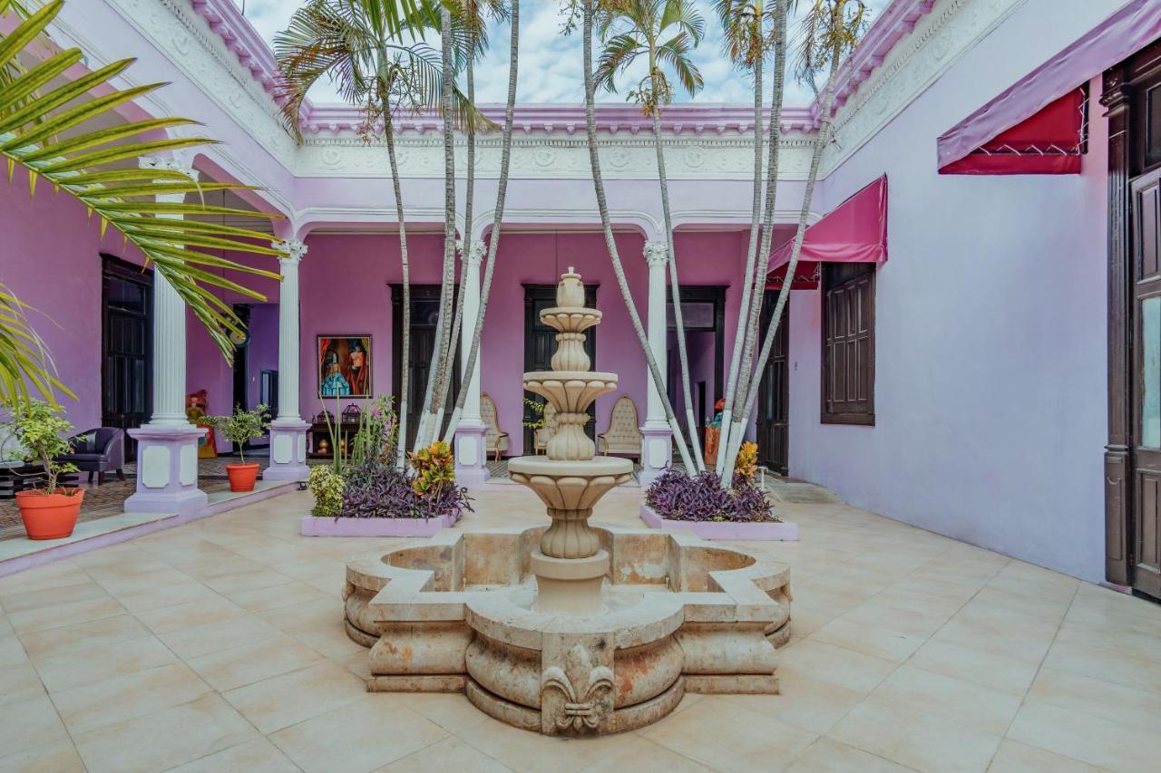 Hotel Lavanda CAS Mérida Buitenkant foto Fountain in the courtyard of the house