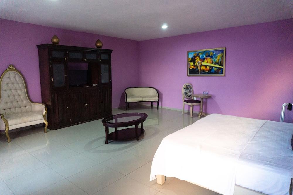 Hotel Lavanda CAS Mérida Buitenkant foto A room at the hotel