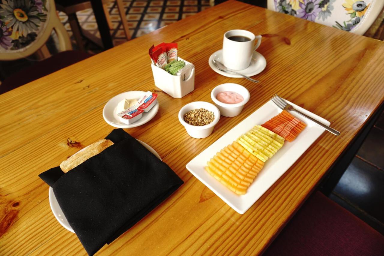 Hotel Lavanda CAS Mérida Buitenkant foto A typical breakfast at a hotel